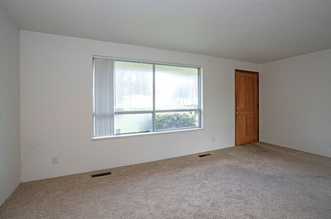 Building Photo - Spacious 4-Bedroom Home with Large Yard, Covered Patio & Garage in Lakewood