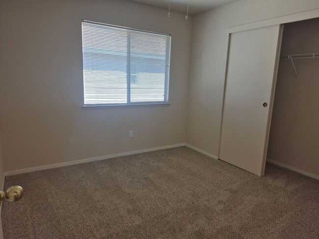 Building Photo - Adorable 3 bedroom 2.5 bath home