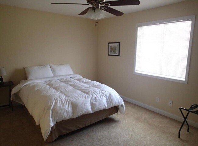 Building Photo - 4 bd, 3.5 ba Foxfire condo, just south of MU campus, w/d, 1 car garage, near Green Meadows and Pr...
