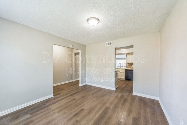 Building Photo - 809 Willow Creek Dr