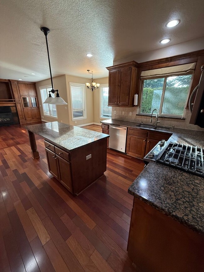 Building Photo - Goregous 5 Bedroom Home! Great Location! Vaulted Ceilings! Fenced Yard! 3- Car Garage & More!