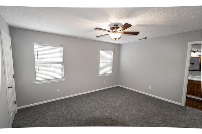 Building Photo - 104 Green Tree Ct