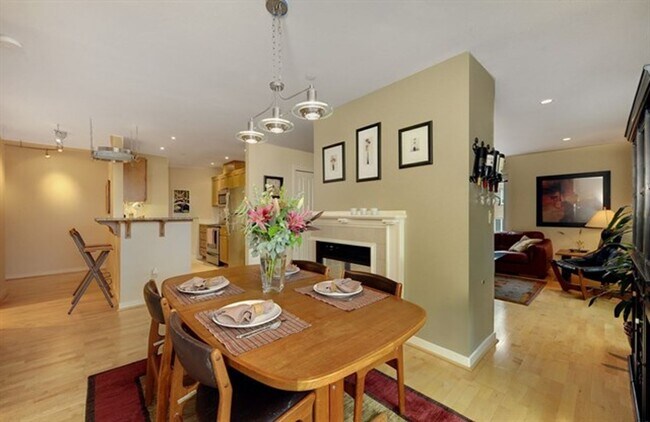 Building Photo - 2Bd/1Ba Seattle Condo