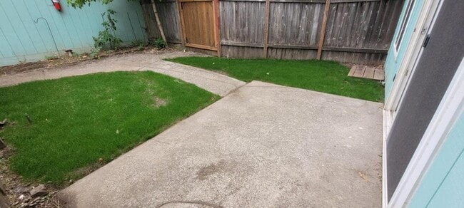 Building Photo - 1430 Salishan St SE