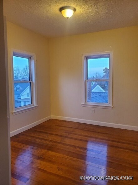 Building Photo - 293 School St