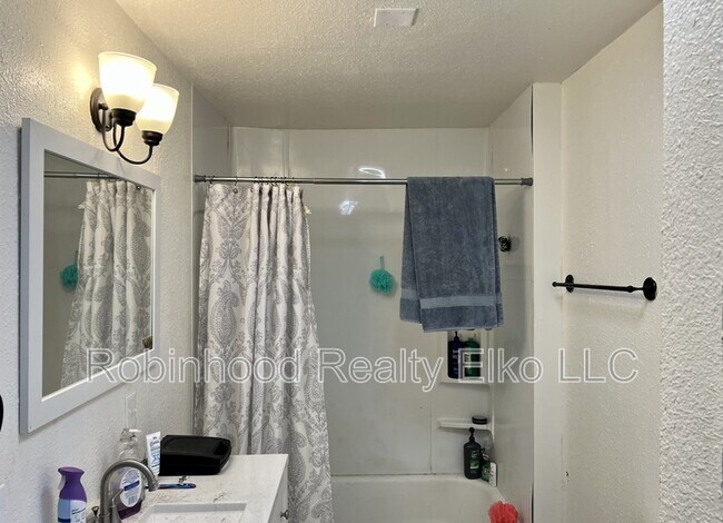 Building Photo - 756 1/2 Maple Street Unit A