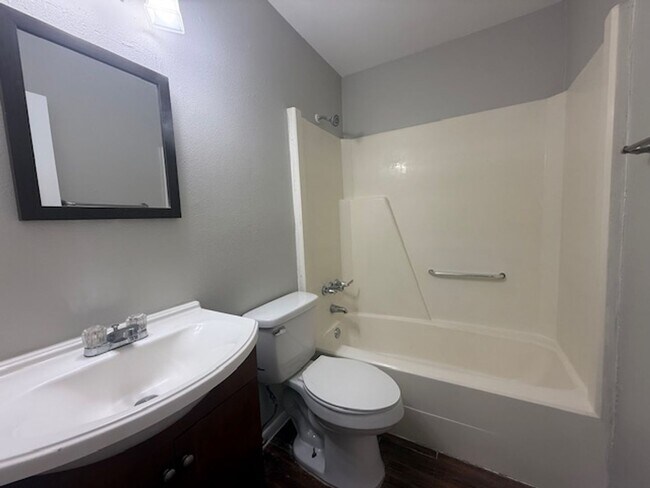 Building Photo - Centre-513