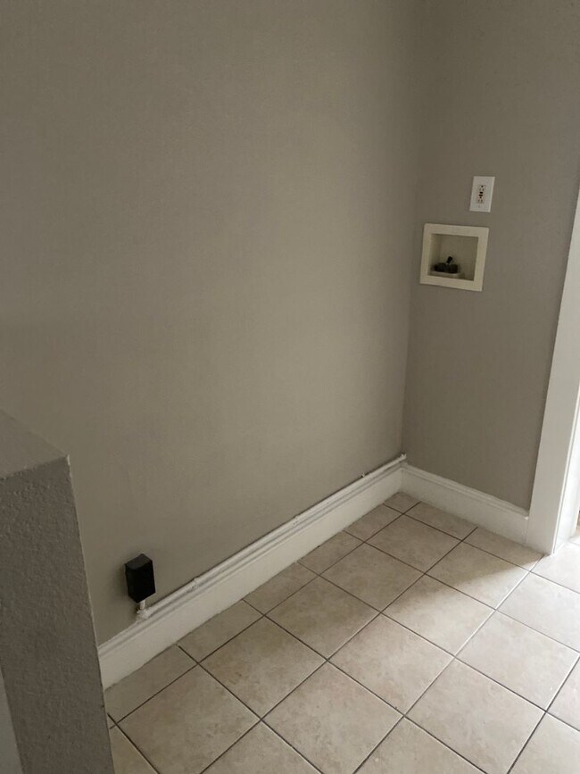 Building Photo - 142 Walnut St