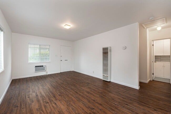 Building Photo - Mayflower Ave