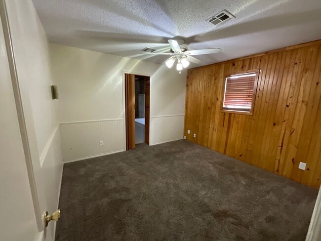 Building Photo - 4709 SE 23rd St