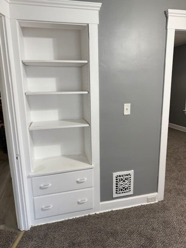 Building Photo - Spacious 1 bedroom with Bonus Room