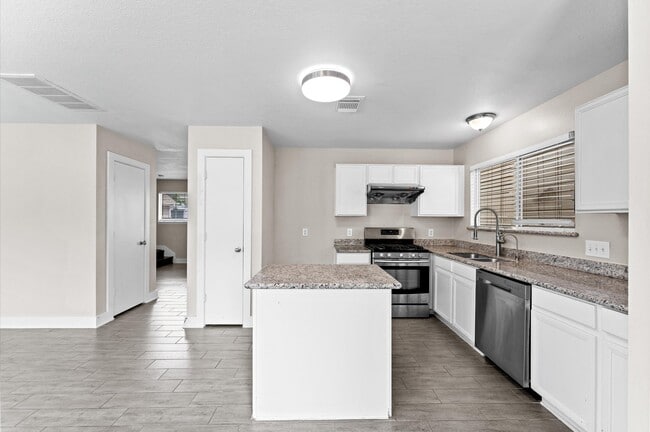 Building Photo - 7419 Ravenswood