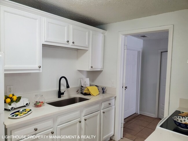 Building Photo - Charming 4 Bed/2 Bath Home!
