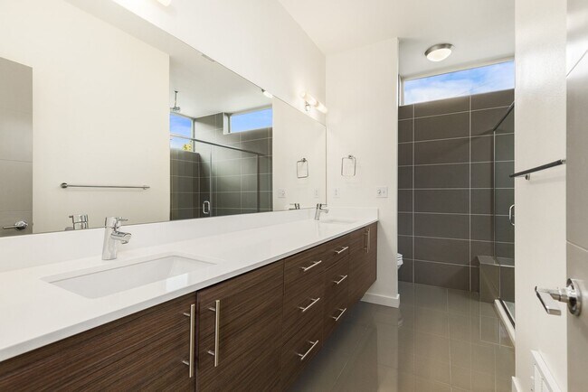 Building Photo - Great City Location - Corner 3 Bedroom Tow...