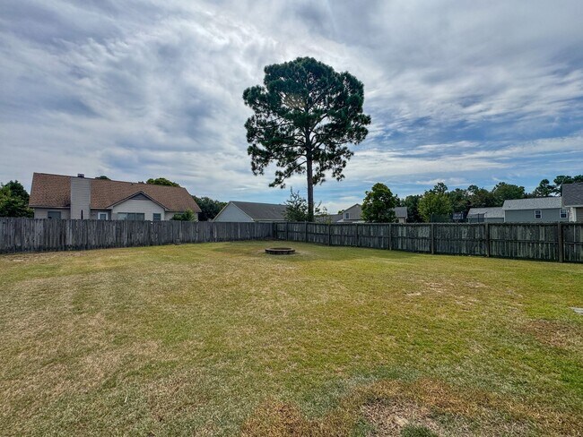 Building Photo - Charming 3 Bed 2 Bath Home in Hope Mills
