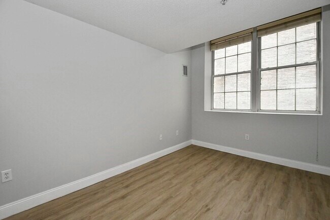 Building Photo - 200 Market St