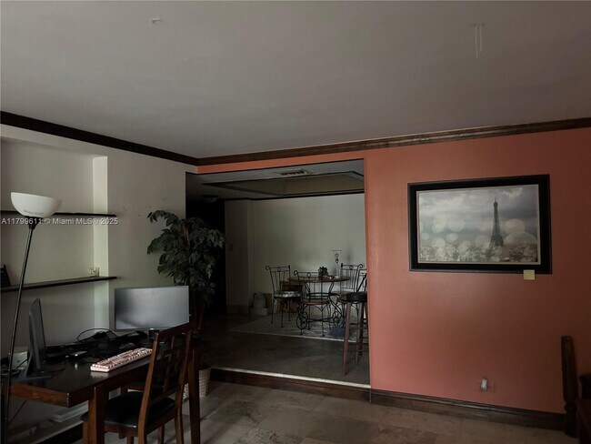 Building Photo - 3740 Inverrary Dr