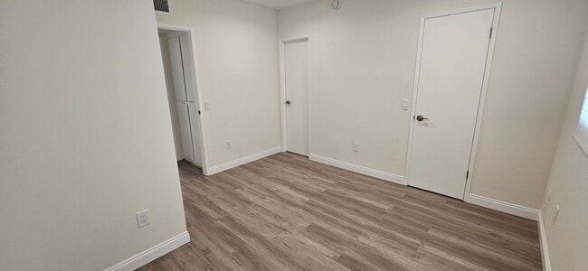 Building Photo - Beautifully Renovated Townhouse with Moder...