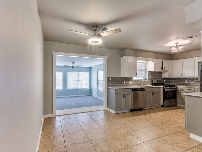Building Photo - Spacious 4 bedroom in Edmond!