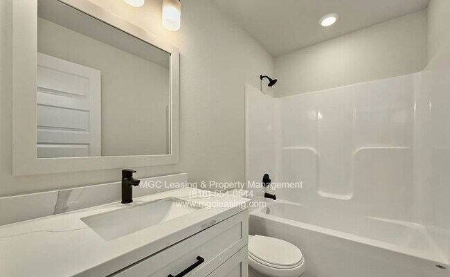 Building Photo - Oak Ridge Falls – Modern 3-Bedroom Townhome with 2-Car Garage, ask about our September Special!