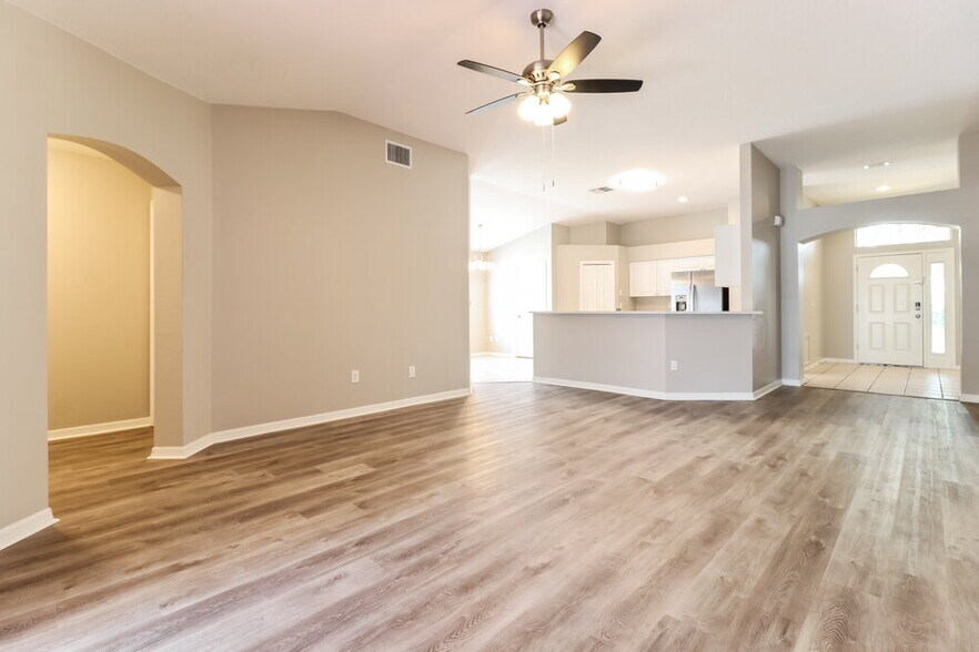 Building Photo - 3304 Pin Oak Ln