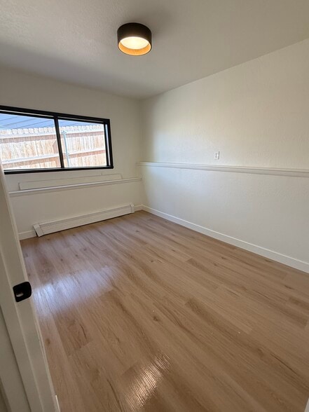Building Photo - 2412 1/2 Hidden Valley Dr