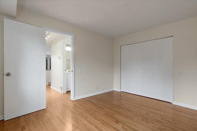 Building Photo - 2122 N Lincoln Ave