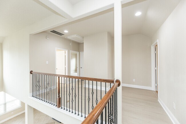 Building Photo - 6123 Northcrest Village Way