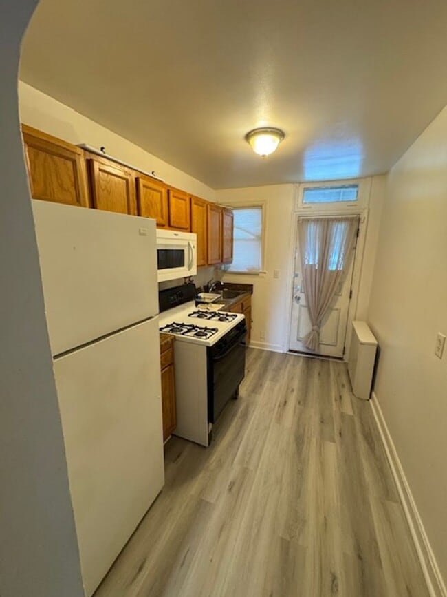 Building Photo - 3BED 2BATH $1600/MONTH!