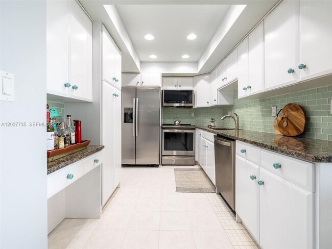 Building Photo - 500 Bayview Dr