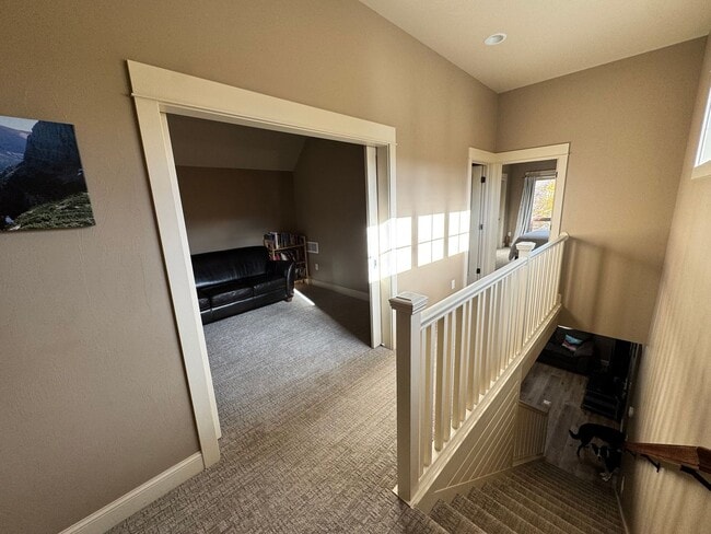 Building Photo - FULLY FURNISHED Mid-Term Immaculate Home in Midtown