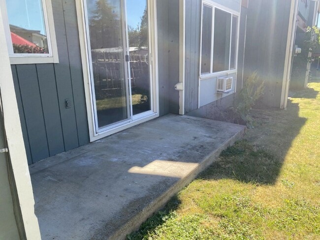 Building Photo - 152 NE Atkinson Ct