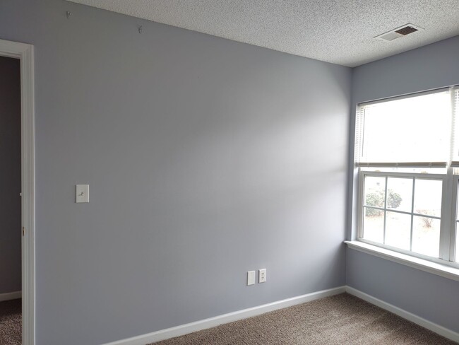 Building Photo - Pristine 2 Story townhome located in the Bennington Place Community!