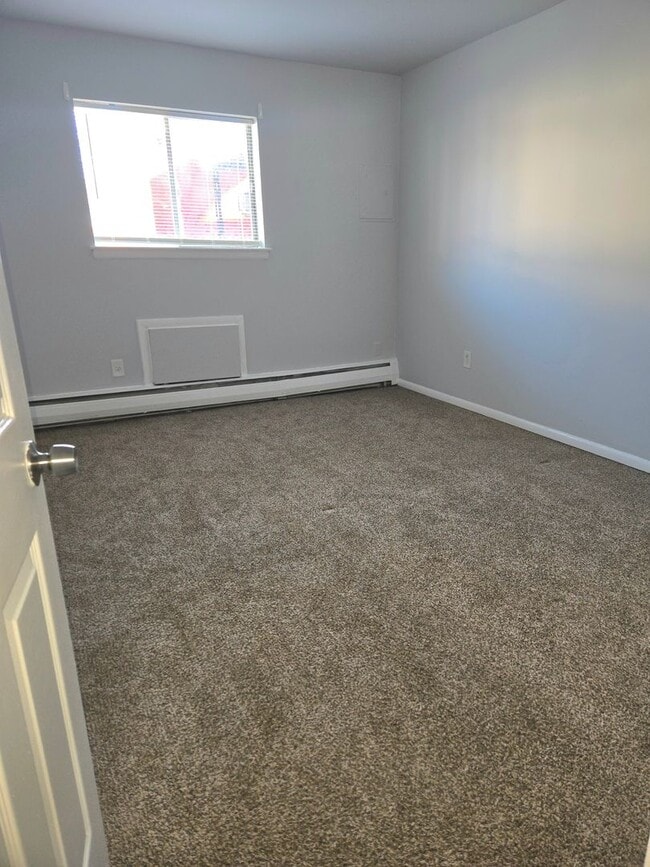 Building Photo - Large 2 bedroom, 1 bathroom