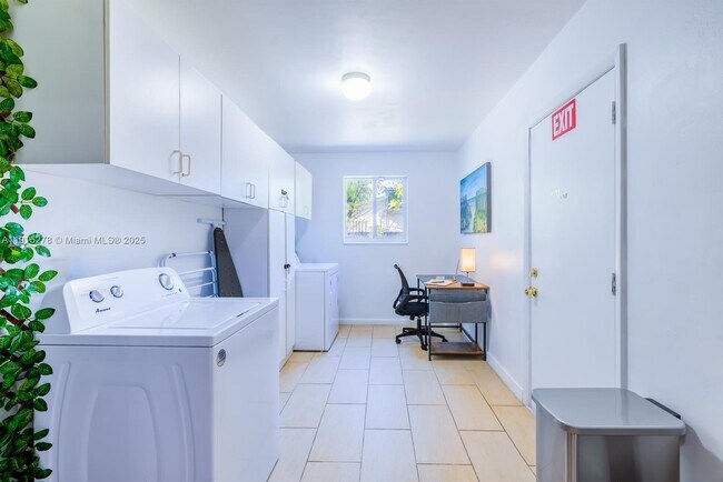 Building Photo - 312 N Luna Ct