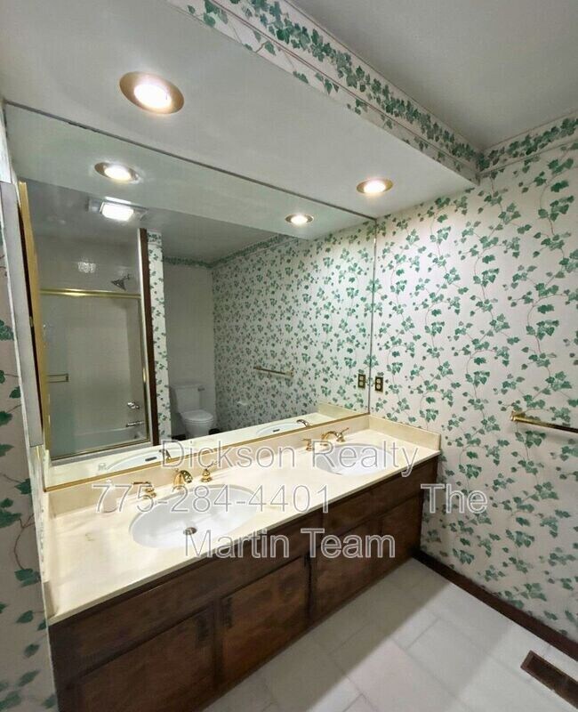 Building Photo - 2795 W Lake Ridge Shores