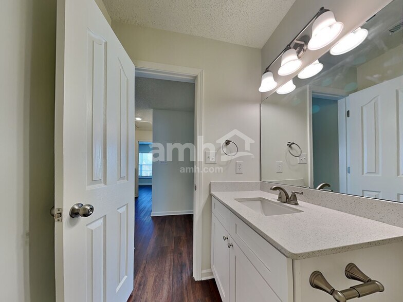 Building Photo - 7026 Blithe Low Pl