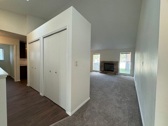 Building Photo - Delightful 2 Bed, 2 Bath Duplex near River...