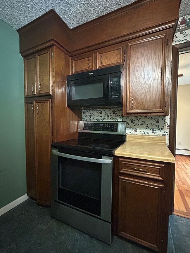 Building Photo - 4/2.5 in Beautiful Warrensville! Lots of S...