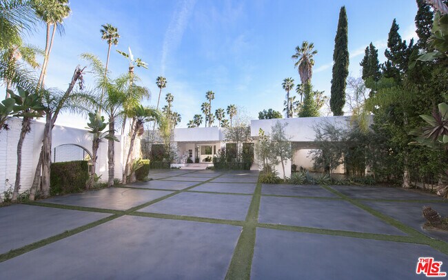 Building Photo - 900 N Hillcrest Rd