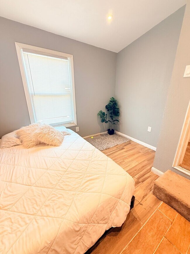 Building Photo - 941-941 Bayonne St