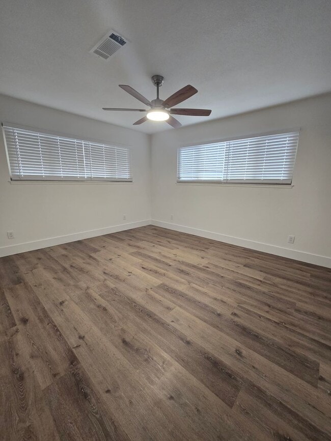 Building Photo - 3 Br 2 BA with extra room in back available now