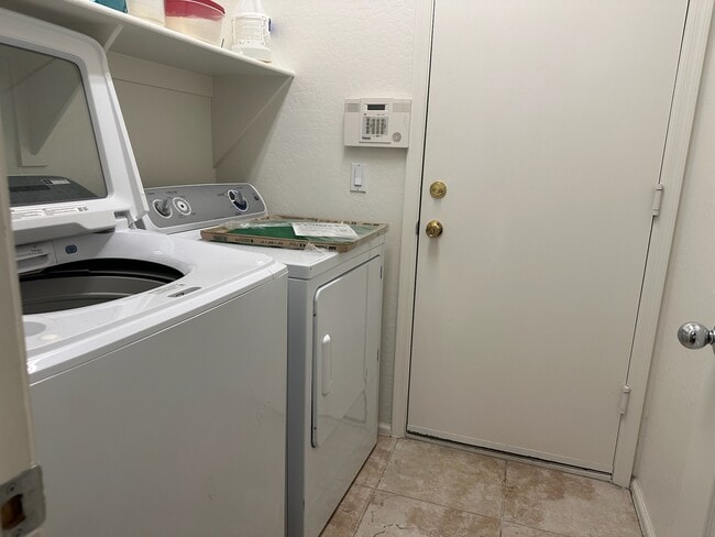 Building Photo - The Love Road House