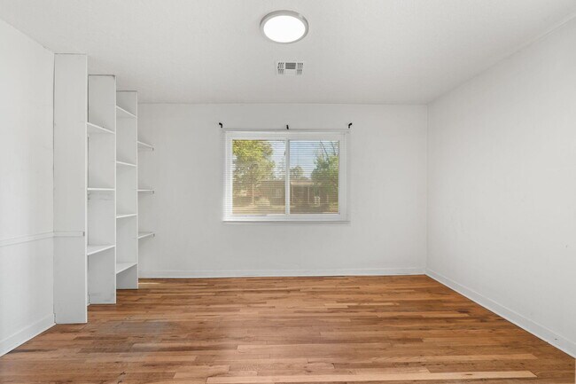 Building Photo - 136 Velarde Rd NW
