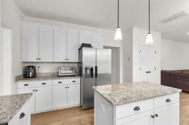 Building Photo - Charming 4-Bed Oasis with 2.5 Baths on Wil...