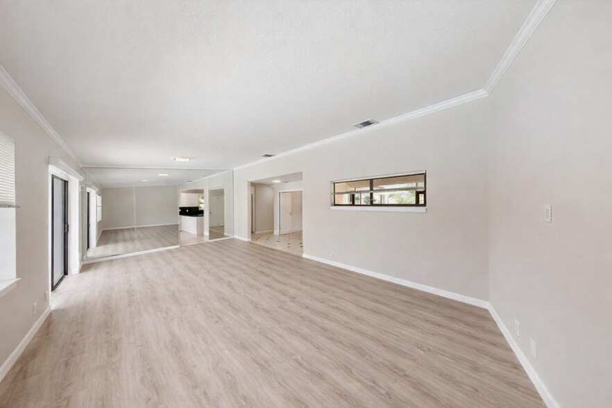 Building Photo - 609 White Water Dr