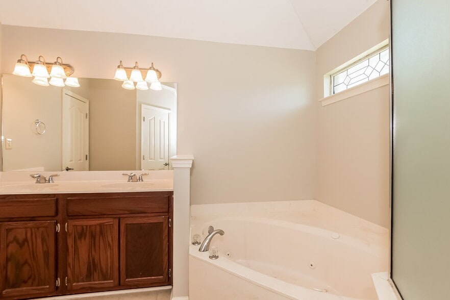 Building Photo - 6254 Ravenwood Park Dr N