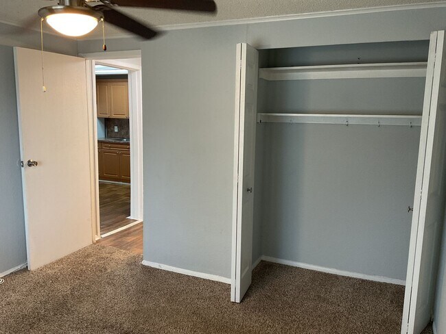Building Photo - SPACIOUS ONE BEDROOM EASY APPROVAL