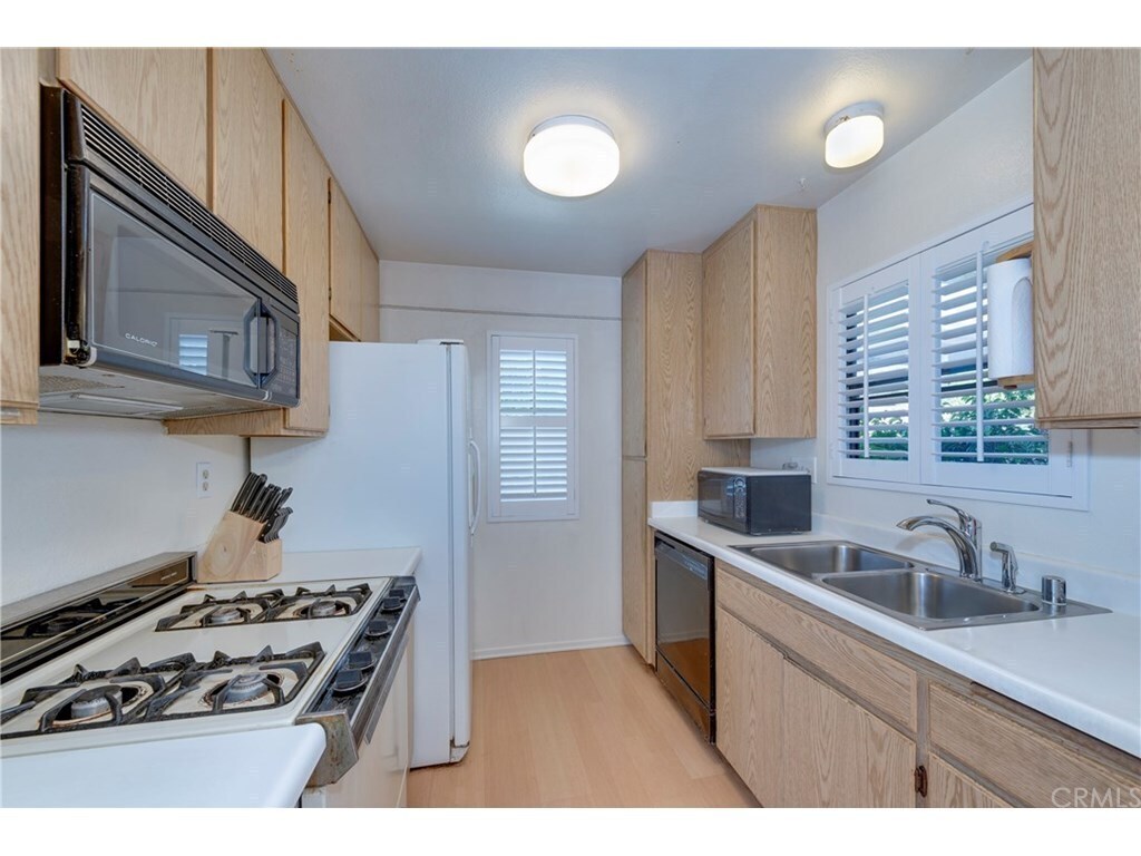 Building Photo - 10311 Azuaga St