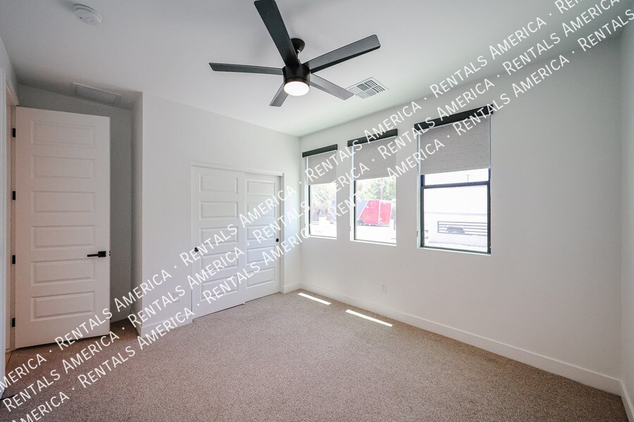 Building Photo - 2418 E Amelia Ave